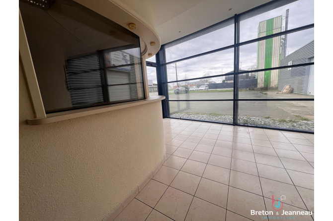 Ensemble entrepôt et  bureaux