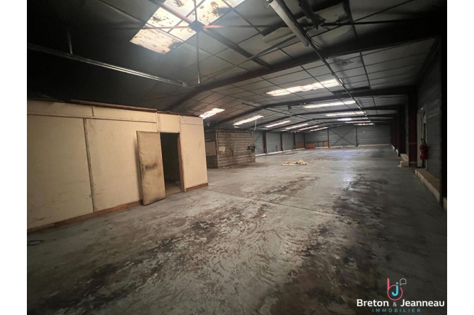 Ensemble entrepôt et  bureaux