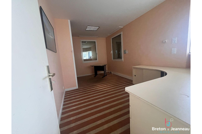 Ensemble entrepôt et  bureaux