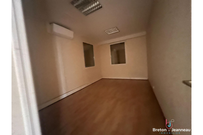 Ensemble entrepôt et  bureaux