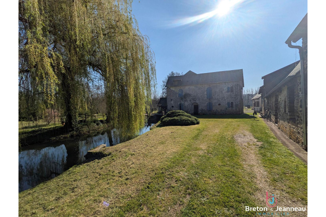Ancien moulin de caractère sur 6 ha 41 secteur Sainte Suzanne