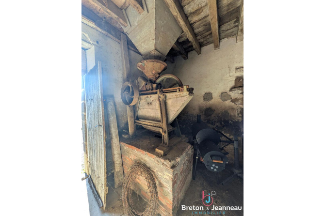 Ancien moulin de caractère sur 6 ha 41 secteur Sainte Suzanne