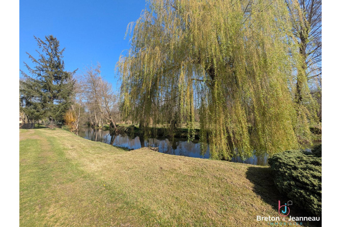 Ancien moulin de caractère sur 6 ha 41 secteur Sainte Suzanne