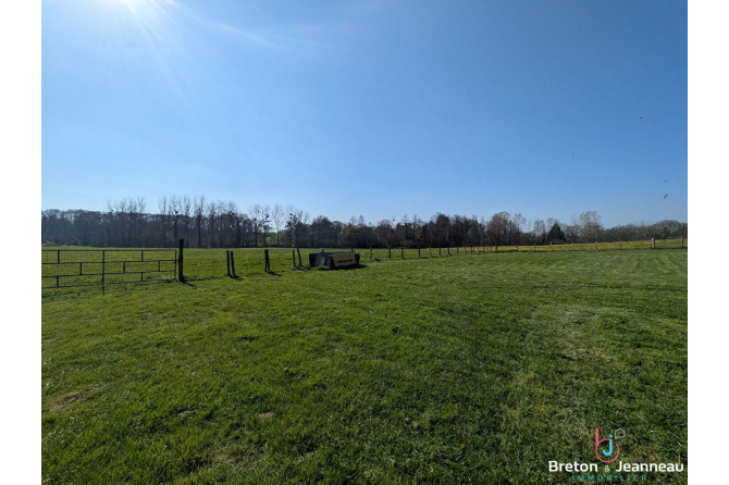 Ancien moulin de caractère sur 6 ha 41 secteur Sainte Suzanne