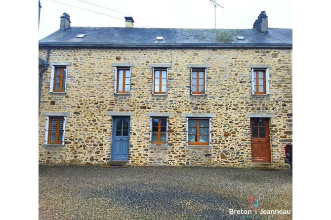 Ensemble immobilier en pierres à Andouillé