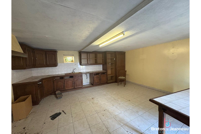 Ancien corps de ferme sur plus de 7 hectares de terres à St Denis de Gastines