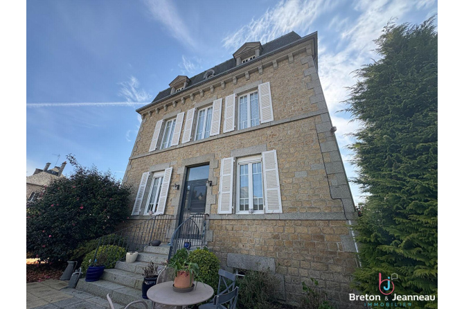 Maison bourgeoise sur 4 niveaux à Saint-Hilaire-Du-Harcouët