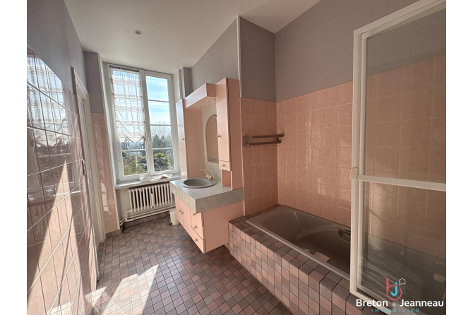 Maison bourgeoise sur 4 niveaux à Saint-Hilaire-Du-Harcouët