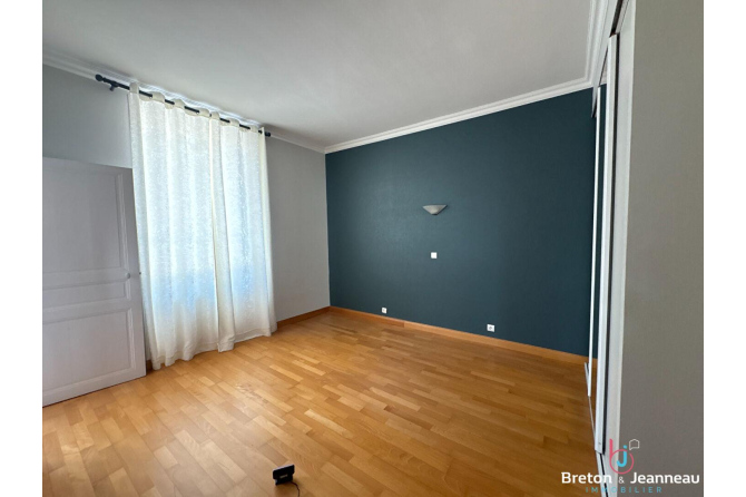 Maison bourgeoise sur 4 niveaux à Saint-Hilaire-Du-Harcouët