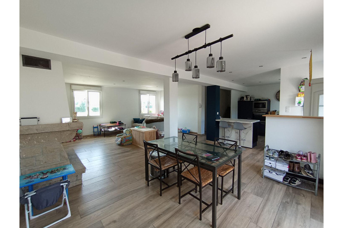 Maison sans voisins avec étang à 8 kms de Mayenne