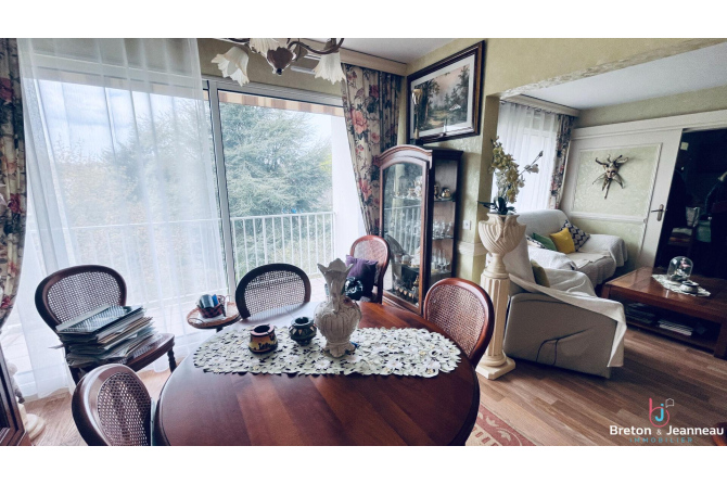 Appartement avec balcons à Laval