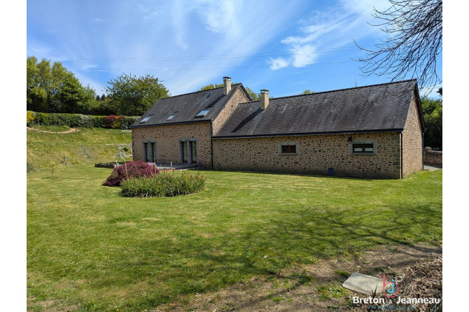 Superbe maison de campagne en pierre en Bais et Evron