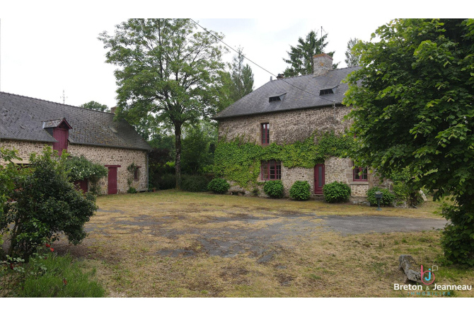 Maison de maître avec pièce d'eau, proche de Villaines la Juhel
