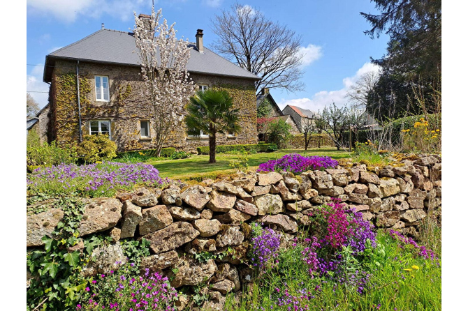 Maison de maître avec pièce d'eau, proche de Villaines la Juhel