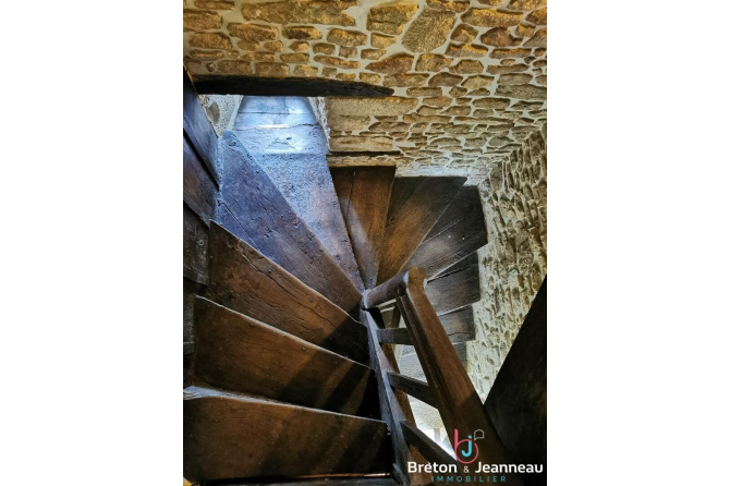 Maison de maître avec pièce d'eau, proche de Villaines la Juhel