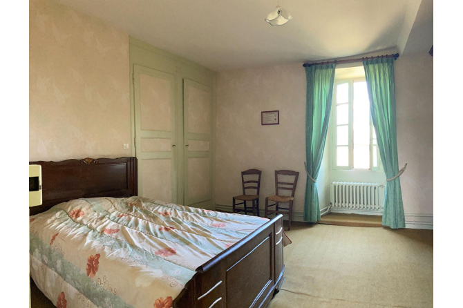 Maison de maître avec pièce d'eau, proche de Villaines la Juhel