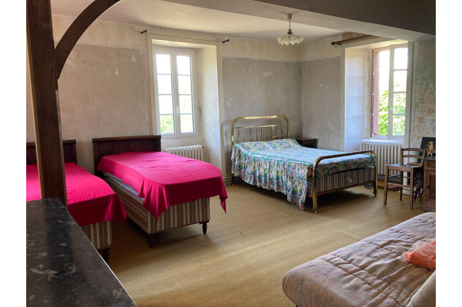 Maison de maître avec pièce d'eau, proche de Villaines la Juhel