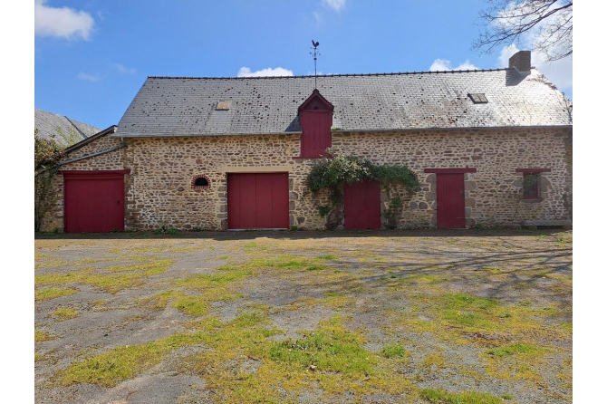 Maison de maître avec pièce d'eau, proche de Villaines la Juhel