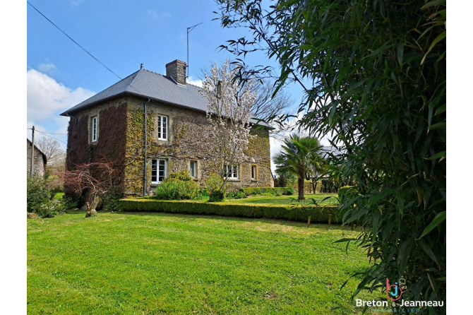 Maison de maître avec pièce d'eau, proche de Villaines la Juhel