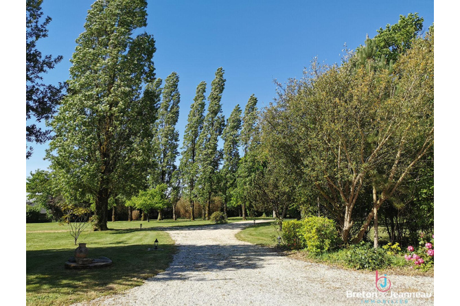 Propriété comprenant maison et gîtes sur 1 ha 27 en Mayenne