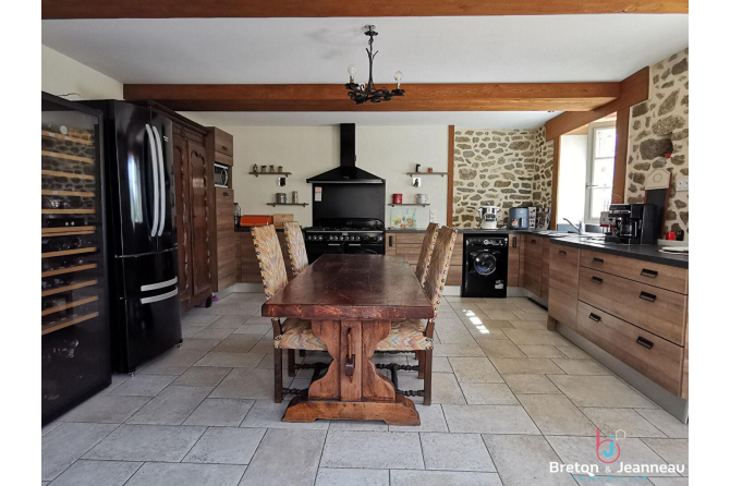 Propriété comprenant maison et gîtes sur 1 ha 27 en Mayenne