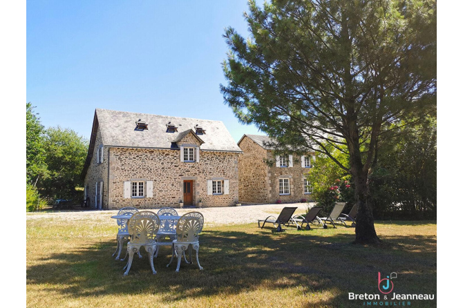 Propriété comprenant maison et gîtes sur 1 ha 27 en Mayenne