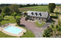 Longères en pierres de 193 m² rénovée  à Ernée