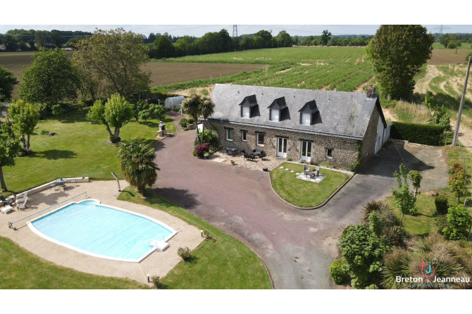 Longères en pierres de 193 m² rénovée  à Ernée