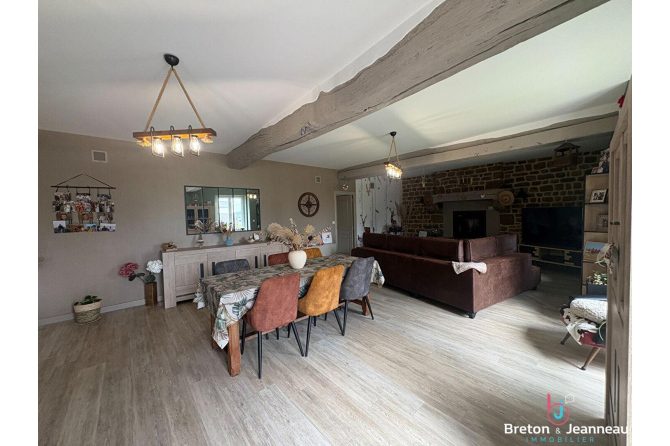 Longères en pierres de 193 m² rénovée  à Ernée