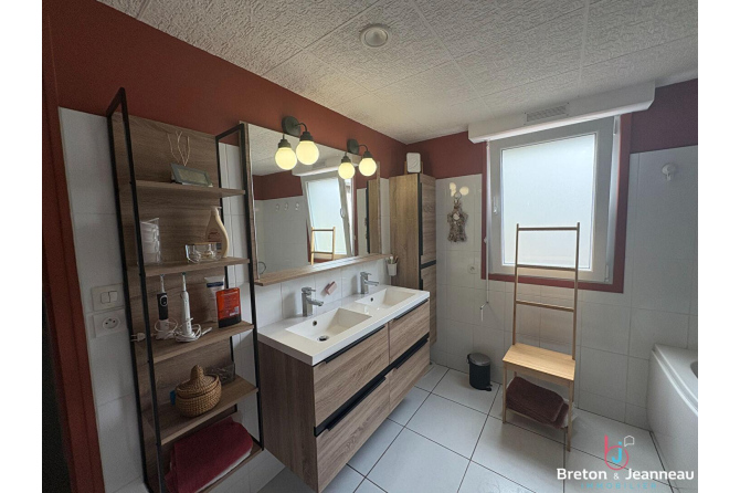Longères en pierres de 193 m² rénovée  à Ernée