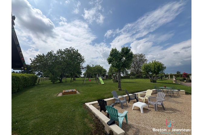 Longères en pierres de 193 m² rénovée  à Ernée