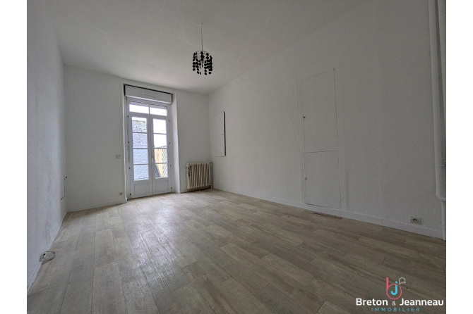 Ensemble immobilier - Fort potentiel locatif - Centre-ville d'Évron