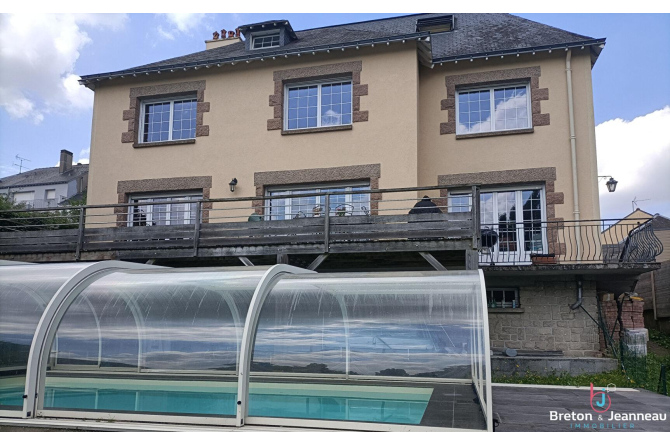 Maison avec piscine couverte à Laval