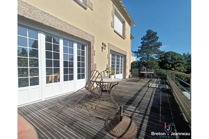 Maison avec piscine couverte à Laval