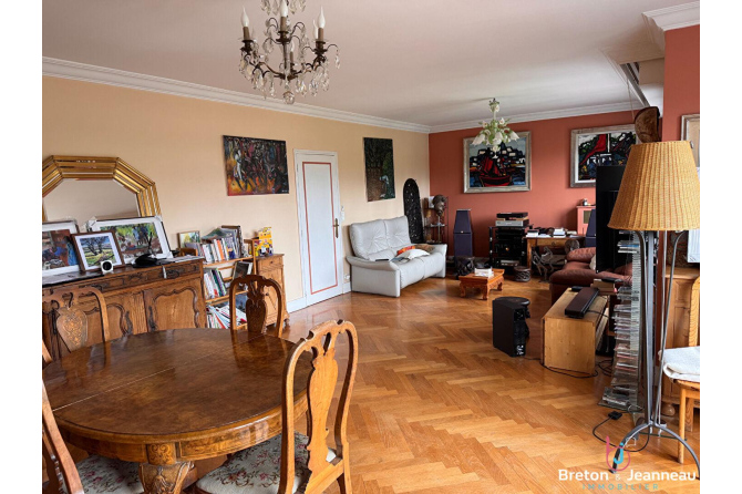 Maison avec piscine couverte à Laval