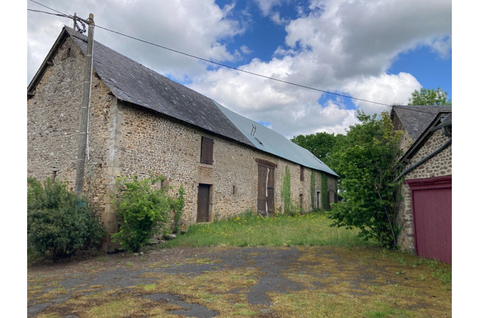 Maison de maître avec pièce d'eau, proche de Villaines la Juhel
