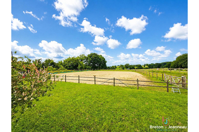 Corps de ferme avec 2 hectares secteur Lassay-les-Châteaux