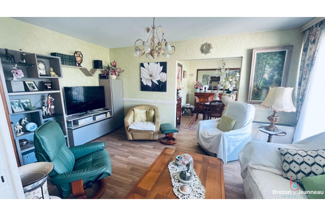 LAVAL - Appartement avec trois balcons
