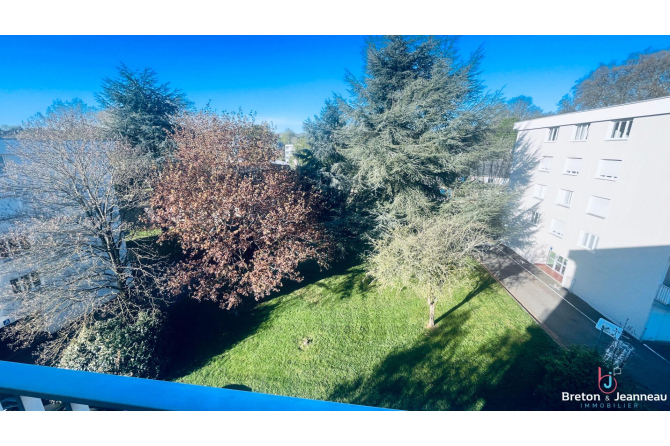 LAVAL - Appartement avec trois balcons