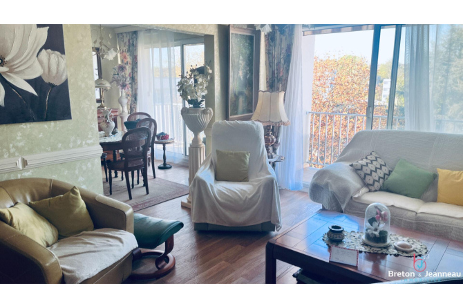 LAVAL - Appartement avec trois balcons