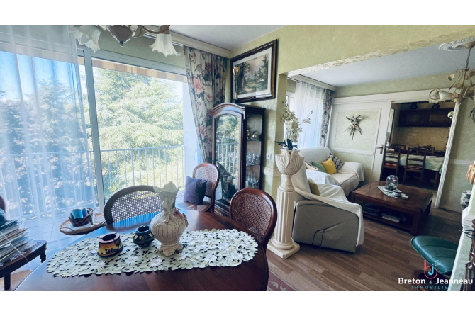 LAVAL - Appartement avec trois balcons