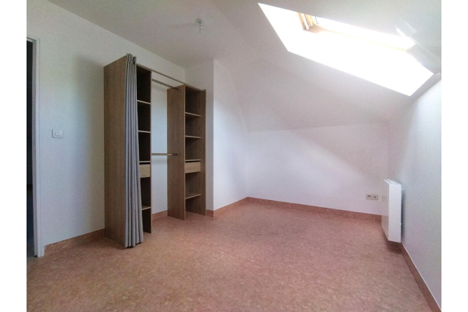 MONTSURS - TOWN CENTER - RENOVATED F2