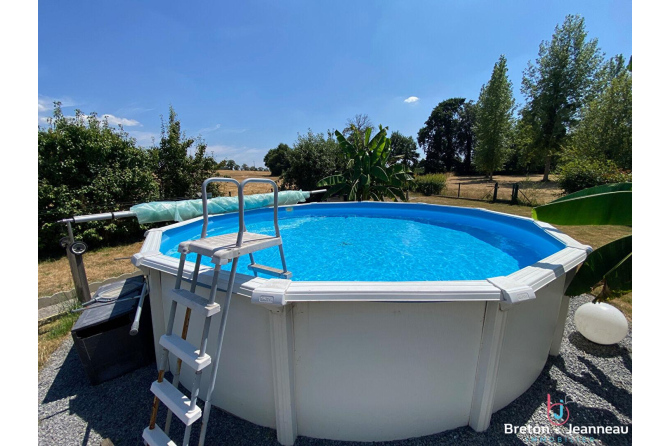 Maison avec piscine hors-sol à Romagné