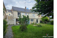 Maison centre de Montsûrs avec studio indépendant!