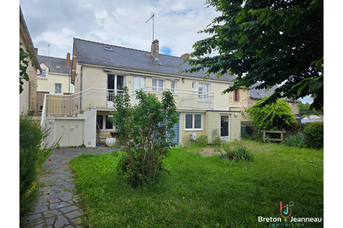 Maison centre de Montsûrs avec studio indépendant!