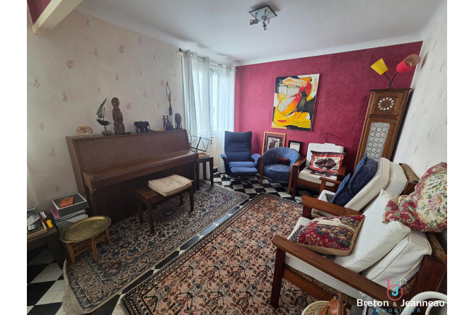 Maison centre de Montsûrs avec studio indépendant!