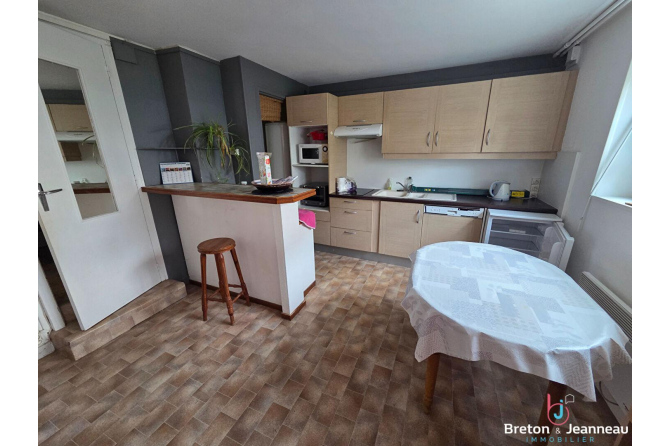 Maison centre de Montsûrs avec studio indépendant!