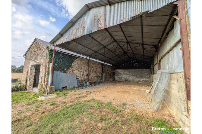 Corps de ferme avec dépendances secteur VAIGES