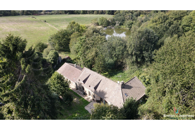 Propriété isolée avec étangs sur environ 4ha proche de Bais