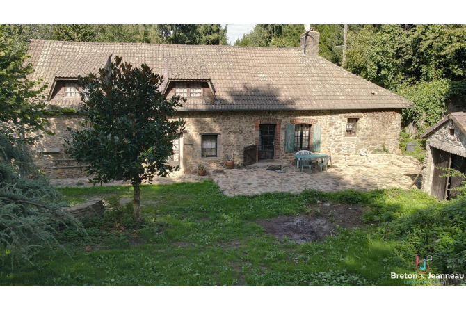 Propriété isolée avec étangs sur environ 4ha proche de Bais